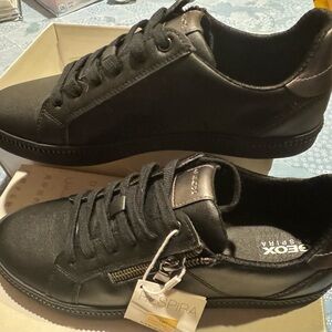 Geox Women’s Black walking shoe with Zipper Detail